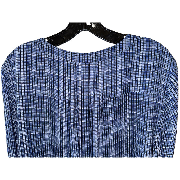 NYDJ's Blue Pintuck Blouse three-quarter-sleeved Size 1X - Picture 6 of 10